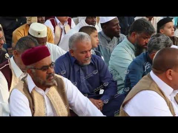 معاناة أهالي بلديات غدامس وأوال ودرج من تهالك الطريق العام الرابط بينها