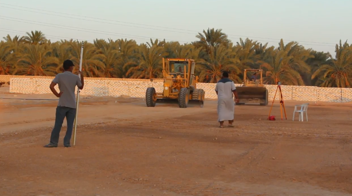 تواصل أعمال صيانة وتعشيب ملعب نادي الفتح بجالو