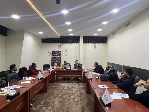 مزارعو مدينة إجخرة يلجؤون إلى حرق النخيل لمكافحة آفة الحشرة القشرية الخضراء
