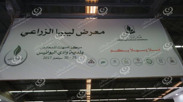 مساعدات غذائية لعائلات نازحة