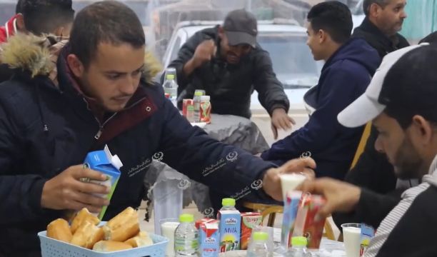 عودة مائدة الإفطار الرمضانية لاستقبال ضيوف الرحمن وعابري السبيل بمدينة زوارة