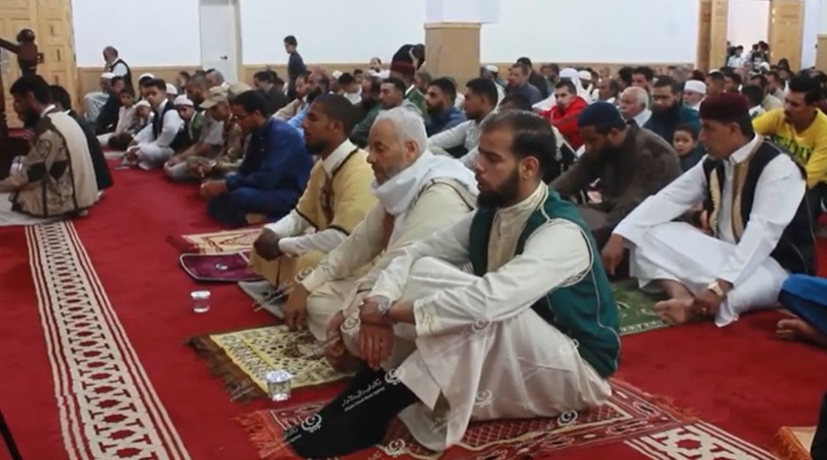 تسجيل لصلاة عيد الفطر المبارك بساحة المسجد العتيق قمينس