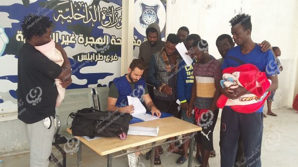 98 مليون دولار قيمة مخصصة من لجنة الأزمة بالحكومة المؤقتة لتوريد سلع تموينية، تم توزيعها على 4 رجال أعمال لتولي تنفيذها . (علي حبري- رئيس لجنة الأزمة).