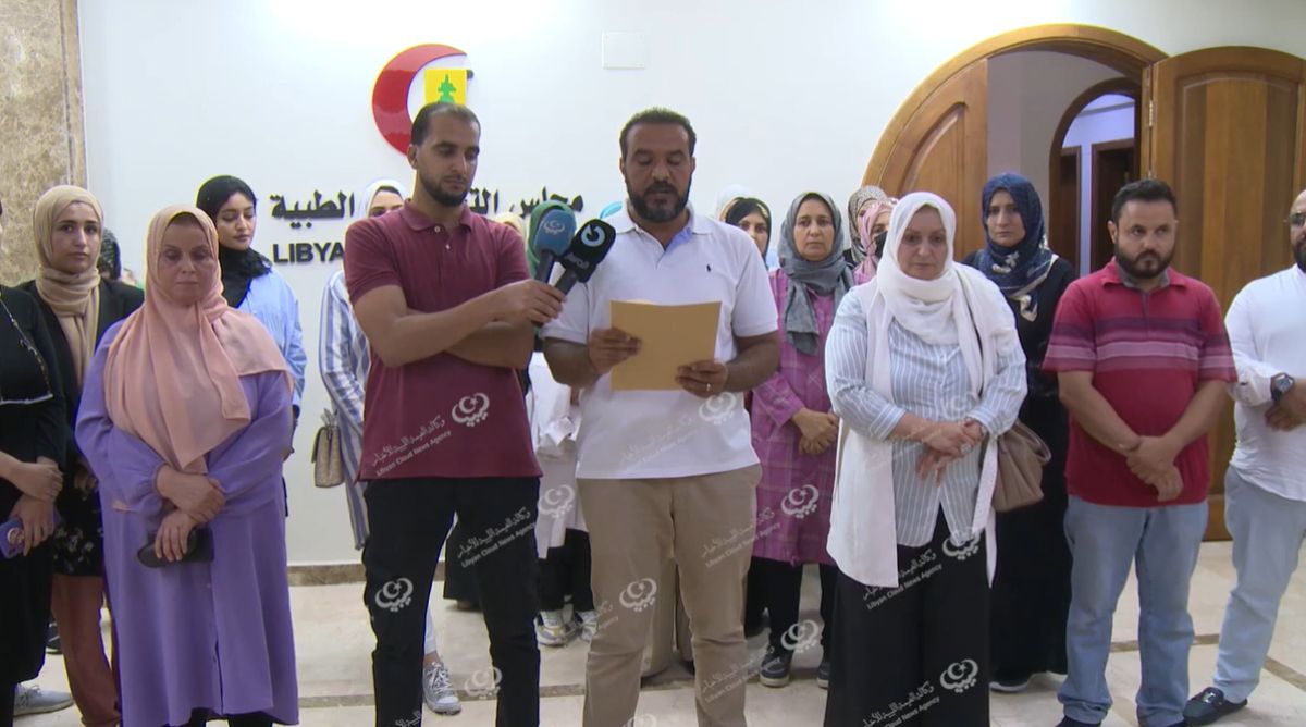وقفة احتجاجية لأطباء يستنكرون قرارات وزير التعليم العالي والبحث العلمي
