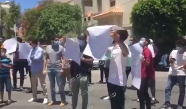 مظاهرة أمام مقر المجلس الرئاسي احتجاجا على انقطاع التيار الكهربائي