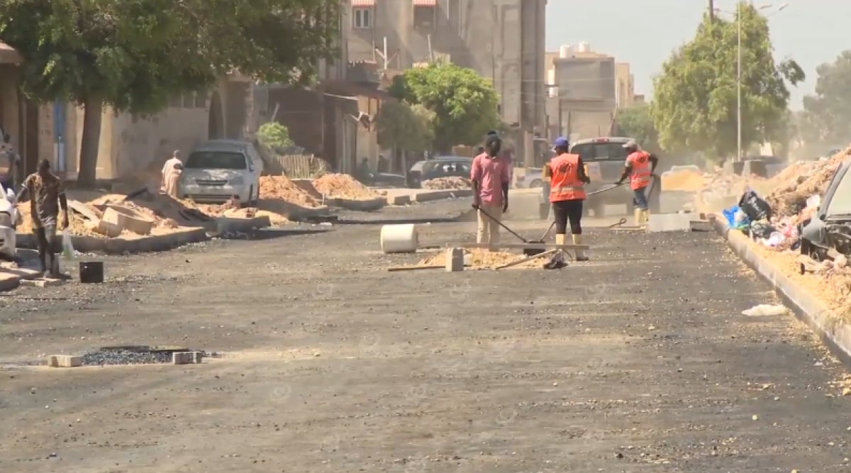 جهاز الإسكان والمرافق يستكمل عملية رصف طريق عرادة الجزء الشرقي