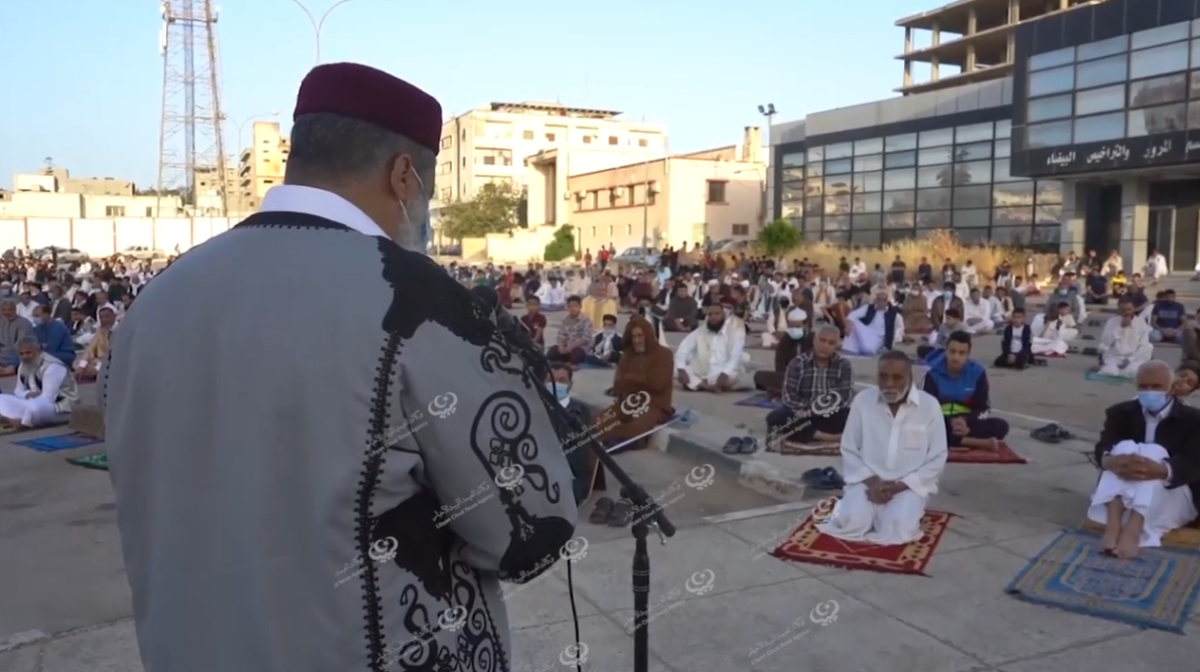 الأهالي بالبيضاء يؤدون صلاة عيد الفطر في الساحات والميادين