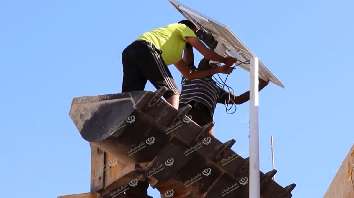 تركيب أعمدة الإنارة الشمسية في ميادين وشوارع غدامس الرئيسة