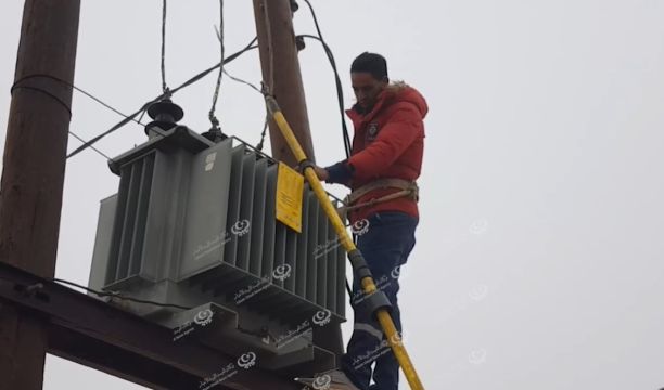 فريق الصيانة للشركة العامة للكهرباء يعمل لإصلاح عطل أحد محولات الكهرباء بسبب الأمطار في كاباو