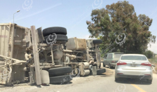 إصابة سائق شاحنة أثناء شعوره بالنعاس ما أدى إلى انقلابها بطريق المطار بطرابلس