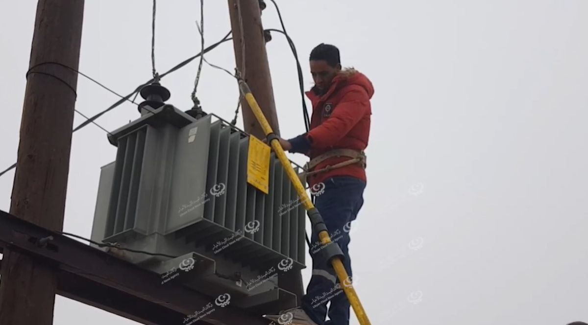 فريق الصيانة للشركة العامة للكهرباء يعمل لإصلاح عطل أحد محولات الكهرباء بسبب الأمطار في كاباو