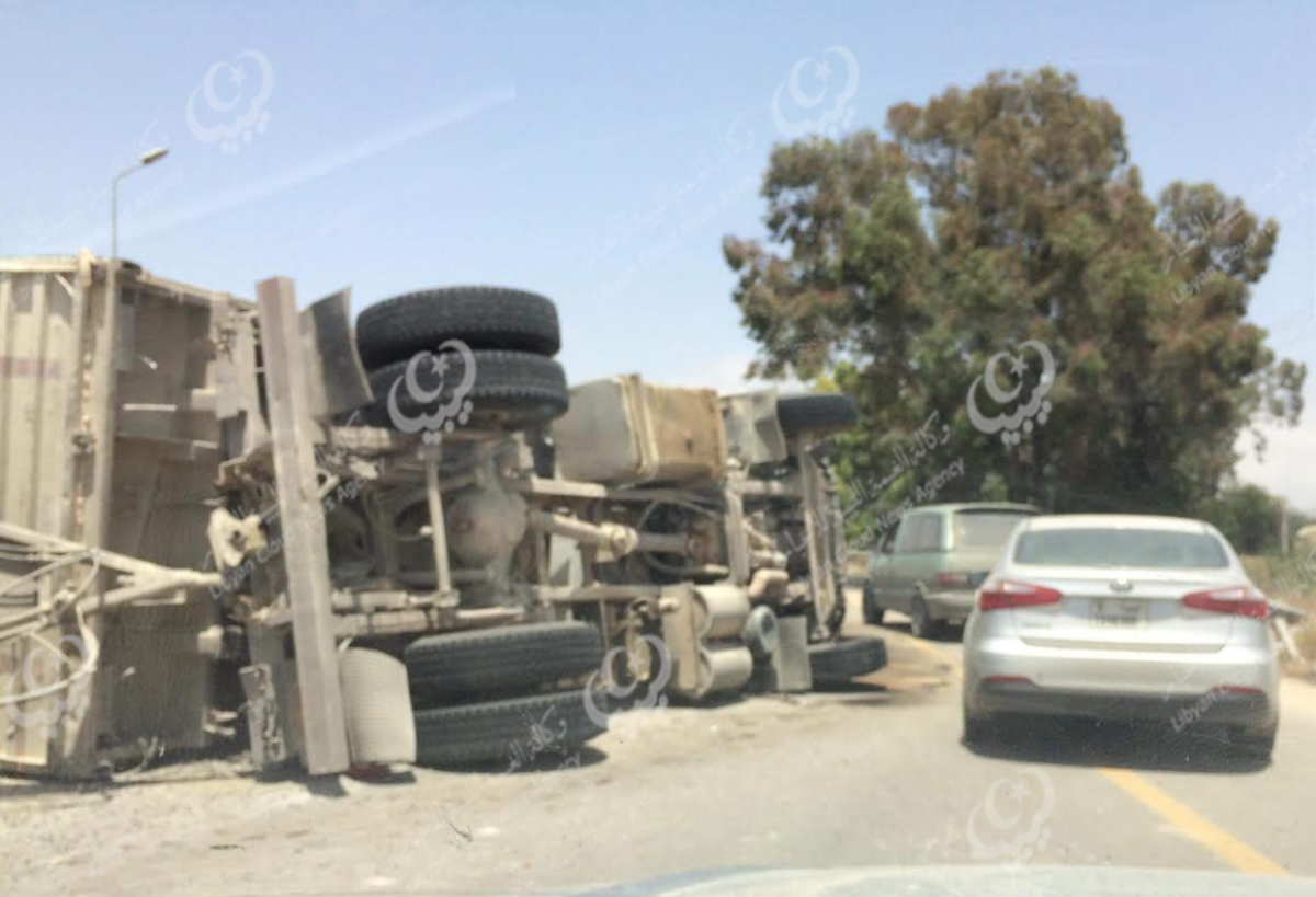 إصابة سائق شاحنة أثناء شعوره بالنعاس ما أدى إلى انقلابها بطريق المطار بطرابلس