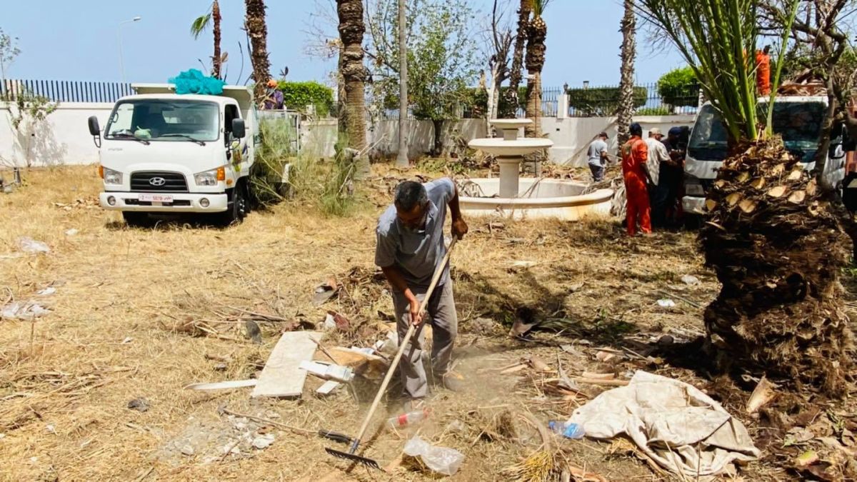 أعمال تقليم للأشجار و تنظيف وإزالة الحشائش من حديقة سفارة جمهورية مصر العربية تمهيداً لإعادة فتحها في طرابلس