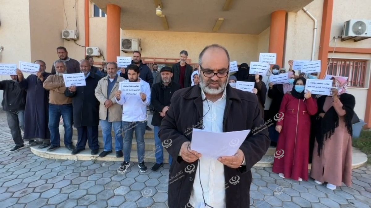 وقفة احتجاجية للعناصر الطبية الزاوية الغرب للمطالبة بالإفراج عن مرتباتهم و الحقوق المالية