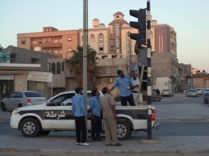 صيانة للإشارات المرورية في طبرق.