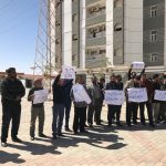 عدد من المعلمين يعتصمون أمام مجلس النواب بطبرق