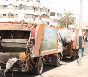 جهود متواصلة لشركة خدمات النظافة سبها لإزالة القمامة المتراكمة